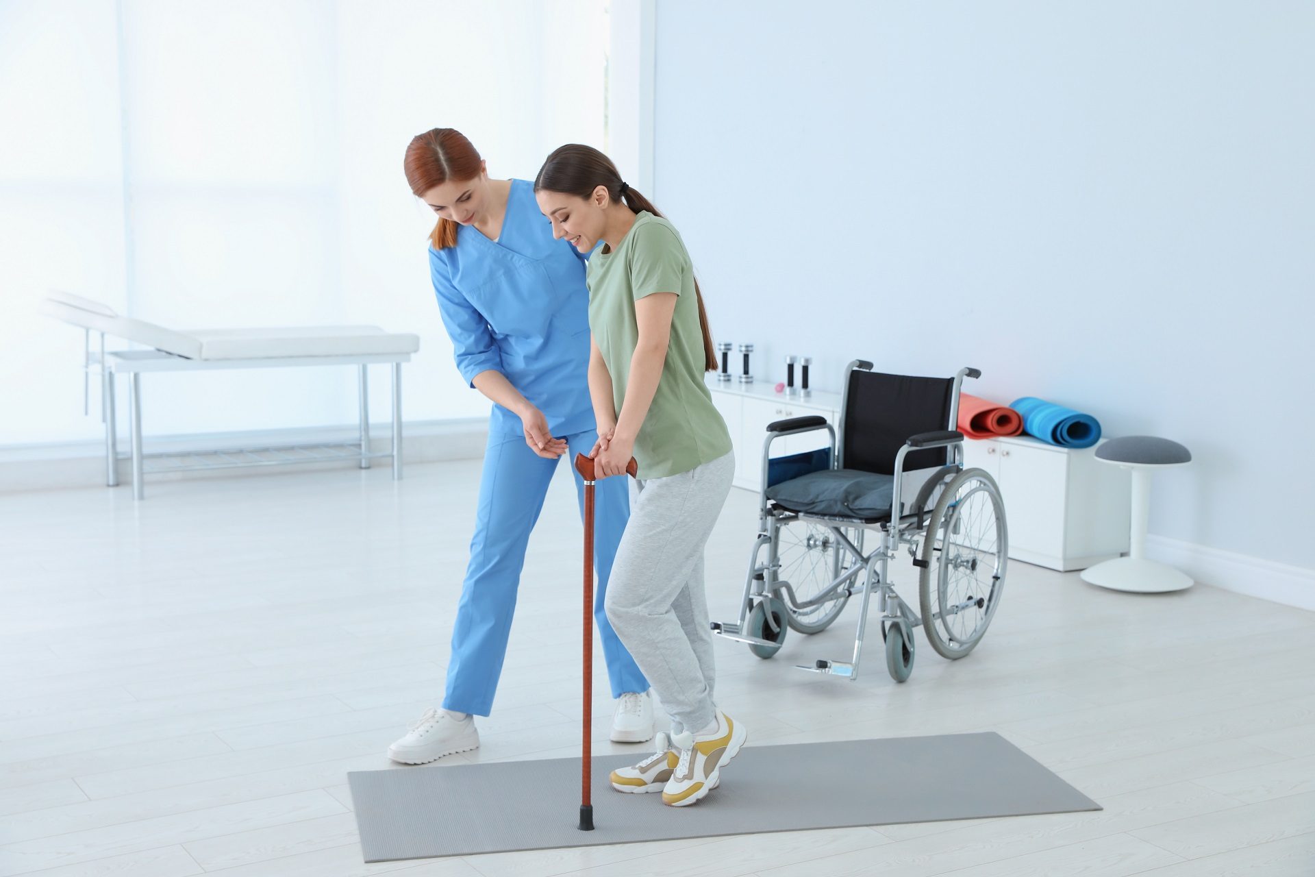 Fisioterapeuta ayudando a paciente en su proceso de neurorehabilitación