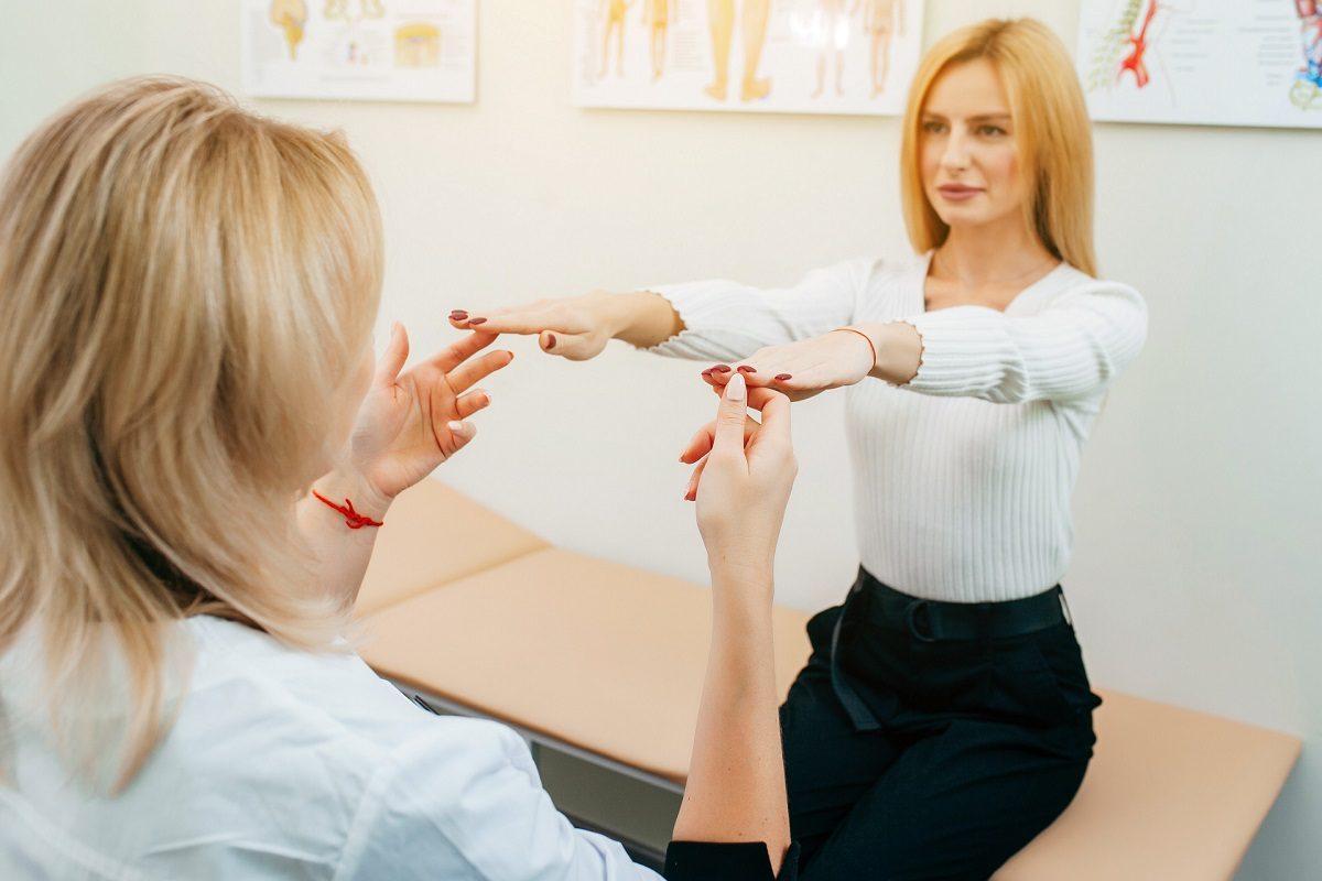 Neuróloga ayudando a una paciente en los ejercicios de neurorrehabilitación