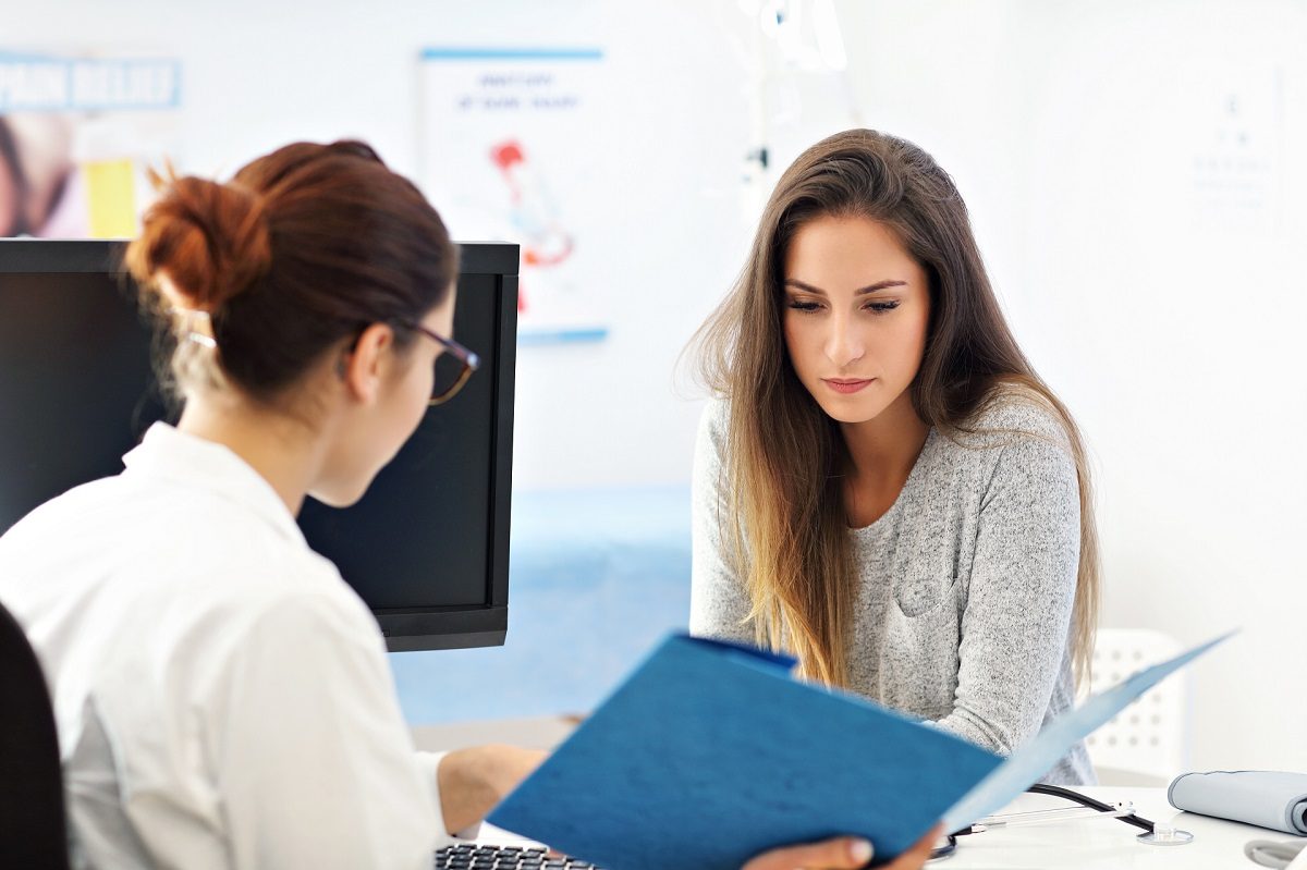 Mujer visitando a doctora